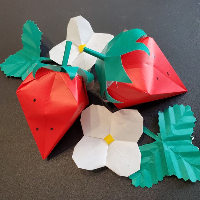 折り紙のイチゴは立体的でも簡単！葉っぱとも組み合わせられる