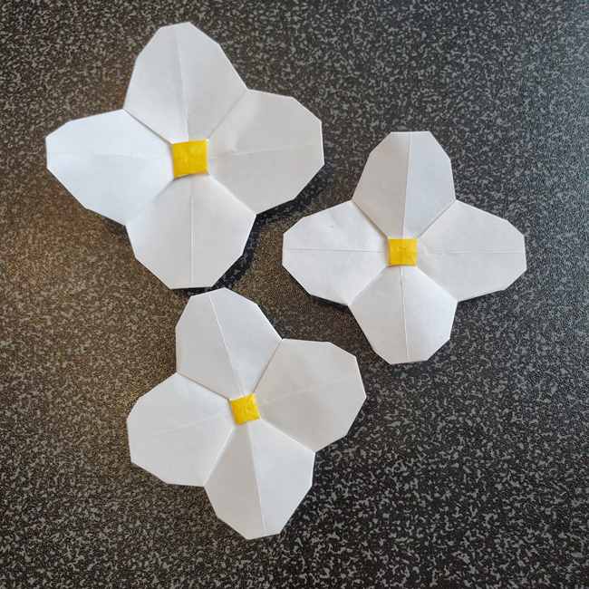 いちごの折り紙 壁面飾りのリースの作り方③花(3)