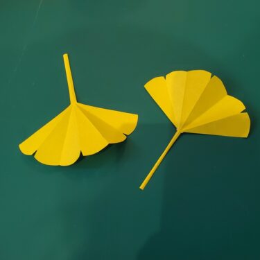 銀杏の折り紙の切り方は簡単！切り絵のイチョウの葉っぱは飾り付けにも♪