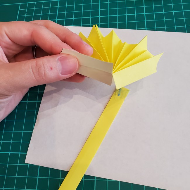 折り紙のもみじ 立体的で簡単な作り方折り方②茎(11)