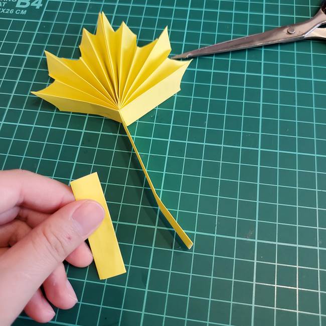 折り紙のもみじ 立体的で簡単な作り方折り方②茎(15)