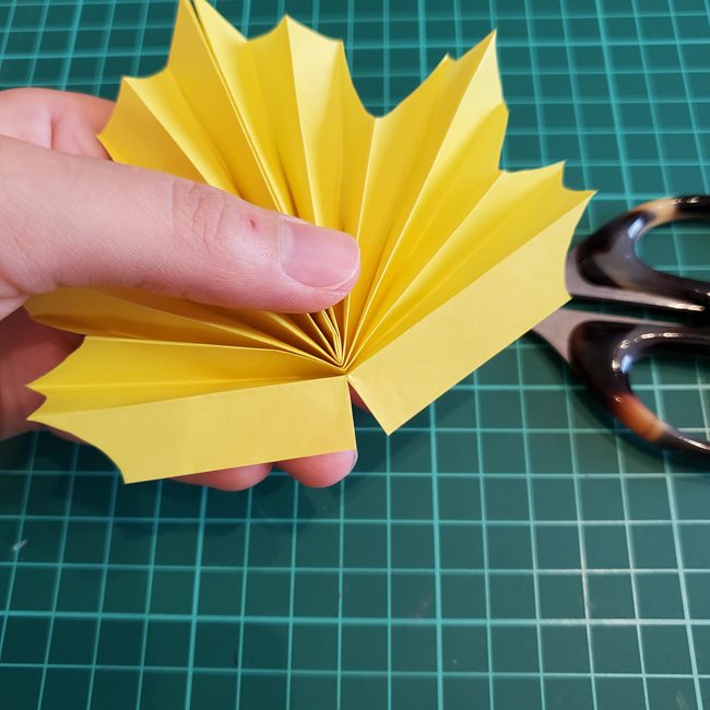 折り紙のもみじ 立体的で簡単な作り方折り方①葉っぱ(20)
