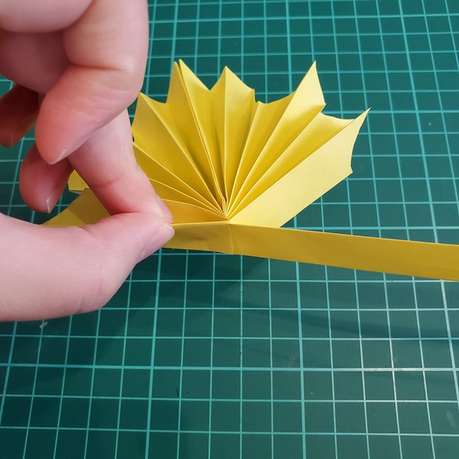 折り紙のもみじ 立体的で簡単な作り方折り方②茎(12)