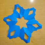 雪の結晶の折り紙 簡単に四つ折りして作れる切り絵の作り方折り方