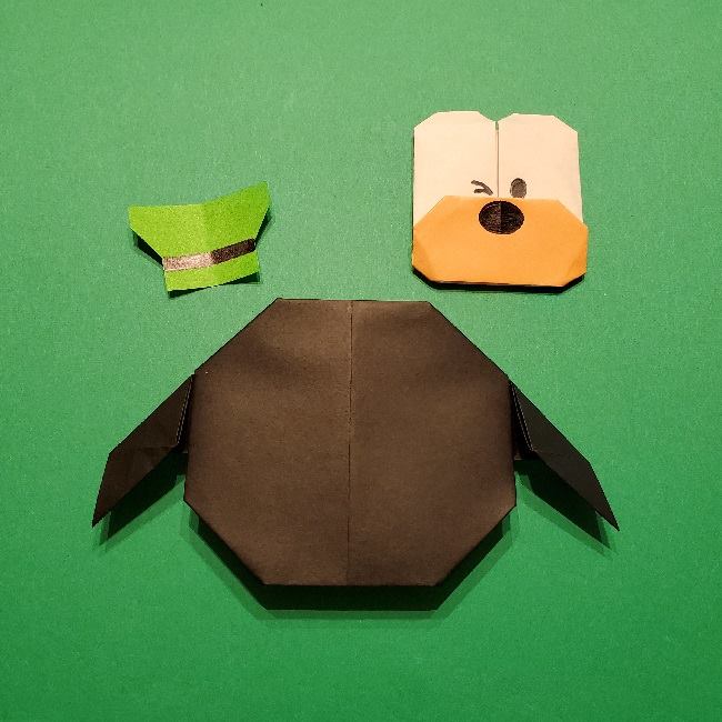 グーフィーの折り紙 簡単な折り方作り方③貼り合わせ(2)