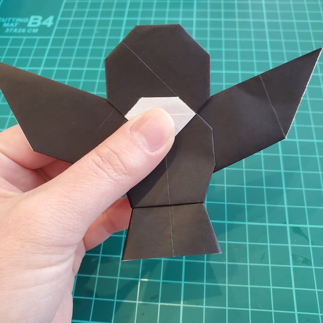 カラスを折り紙で可愛いく平面に作る作り方折り方④貼り合わせ(4)