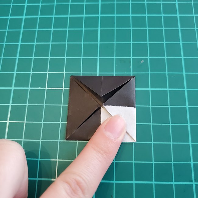 カラスを折り紙で可愛いく平面に作る作り方折り方①顔(13)