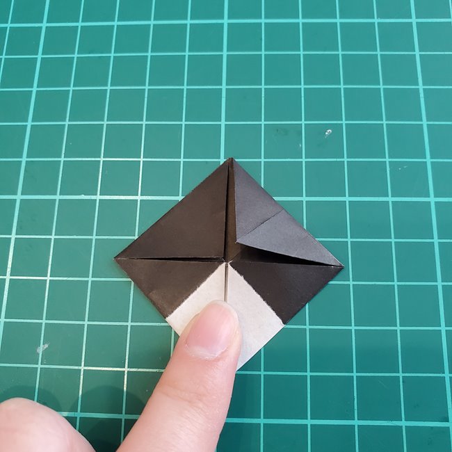カラスを折り紙で可愛いく平面に作る作り方折り方①顔(14)