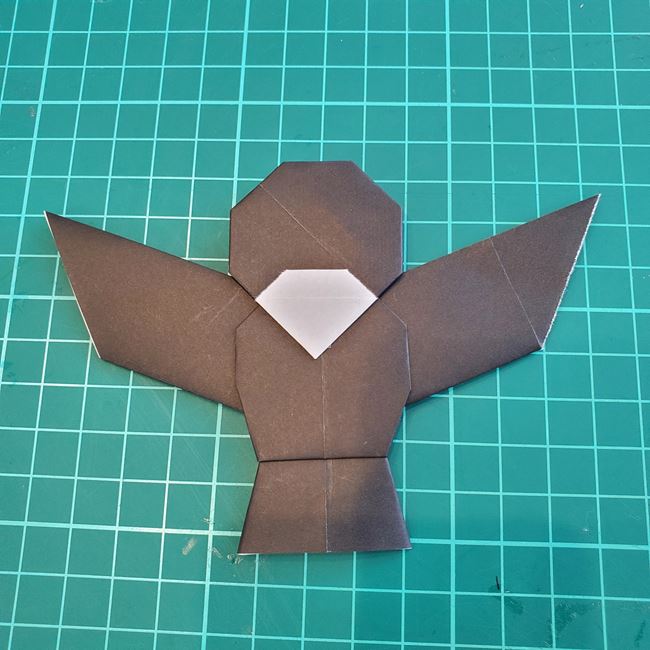 カラスを折り紙で可愛いく平面に作る作り方折り方④貼り合わせ(6)