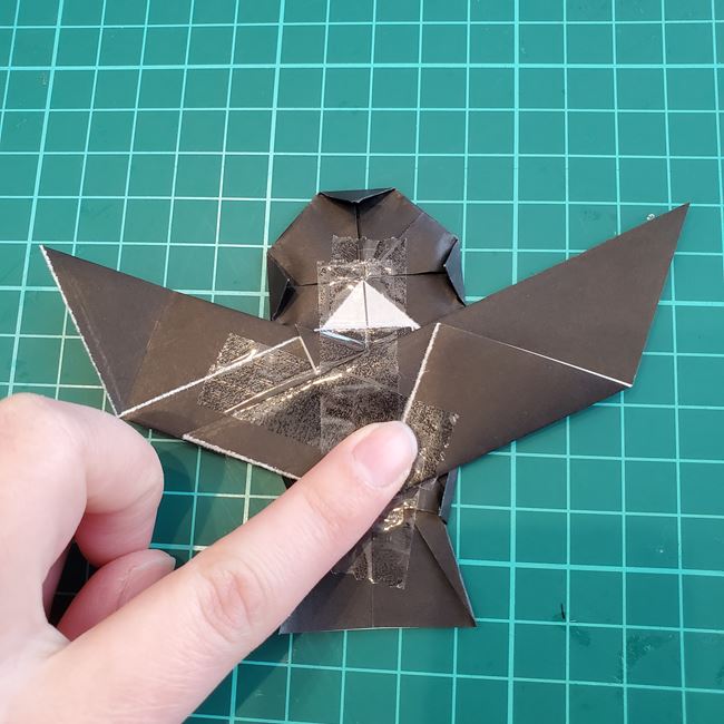 カラスを折り紙で可愛いく平面に作る作り方折り方④貼り合わせ(5)