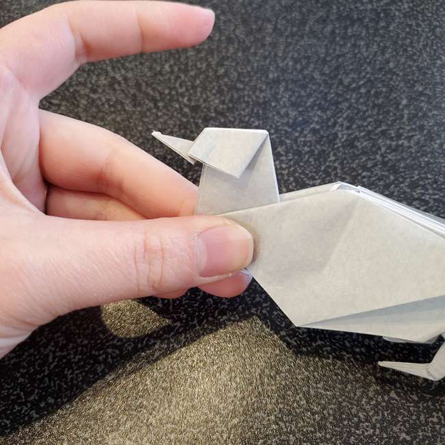 折り紙で作るカラス 難しいけどリアルな折り方作り方④尾羽と顔(11)