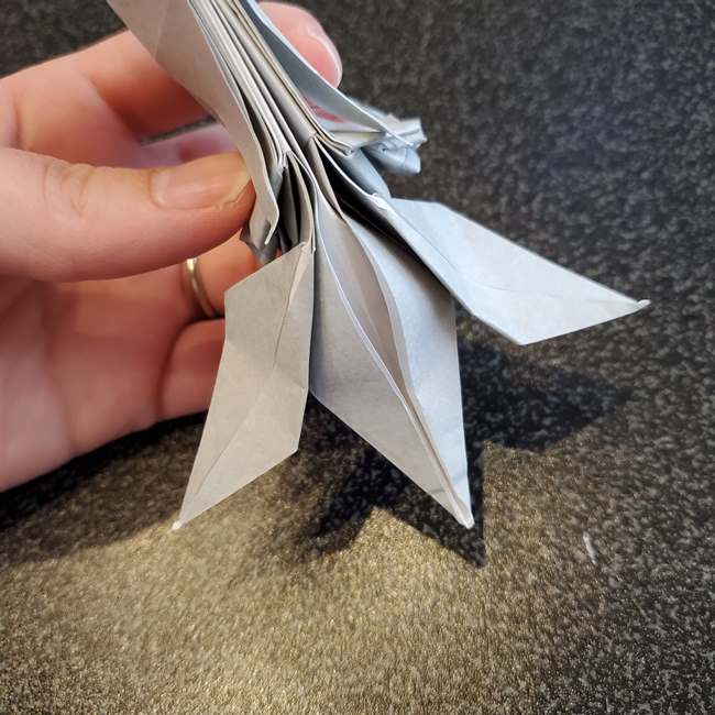 折り紙で作るカラス 難しいけどリアルな折り方作り方④尾羽と顔(14)