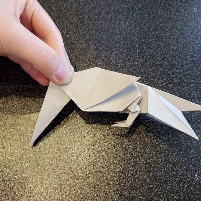 折り紙で作るカラス 難しいけどリアルな折り方作り方④尾羽と顔(6)
