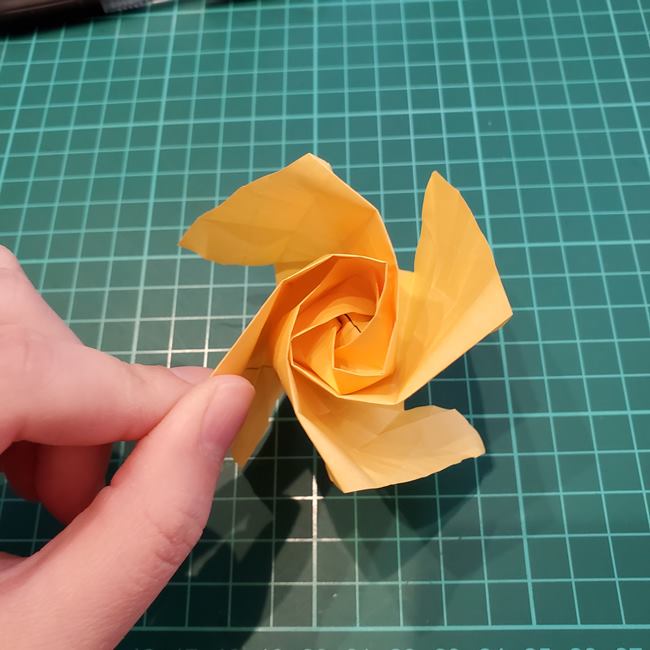 薔薇の折り紙 立体で難しい折り方作り方③巻き方(6)