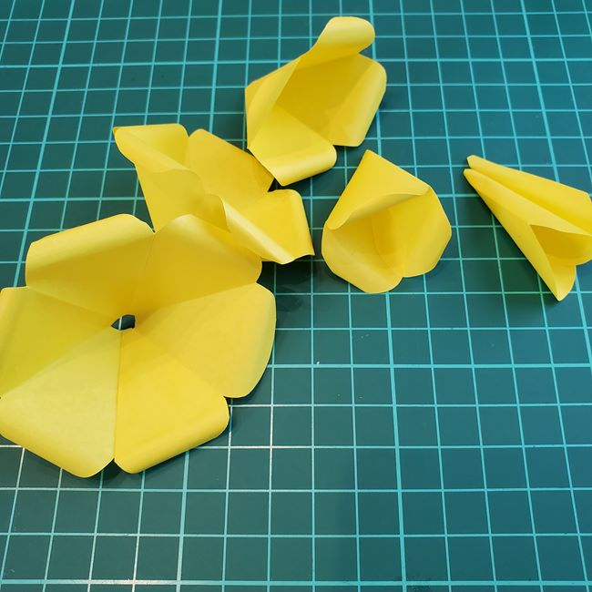 折り紙のコサージュ バラの作り方折り方②貼り合わせ(7)