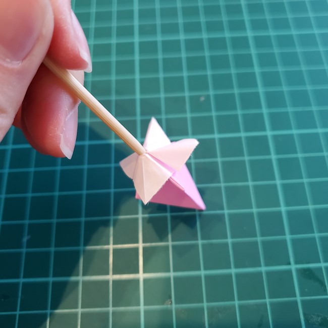 折り紙 バラのつぼみの折り方作り方②膨らませ方(17)