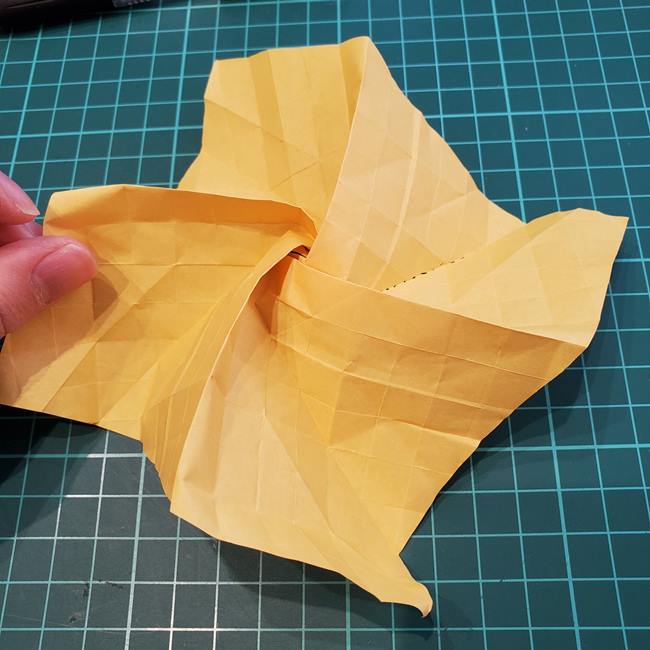 薔薇の折り紙 立体で難しい折り方作り方③巻き方(10)