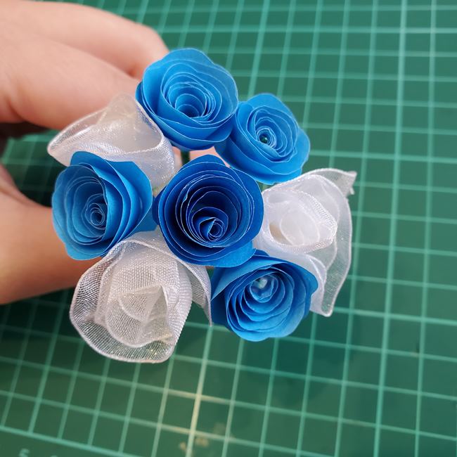 折り紙で薔薇のブーケの作り方折り方②茎をつけて束ねる(9)