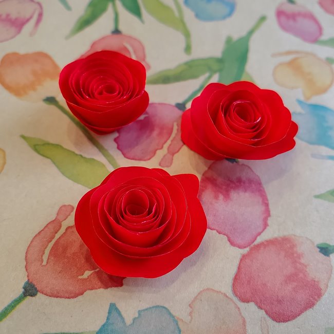 バラの折り紙 巻くすごい簡単に一枚で作る方法｜子どもと切る製作