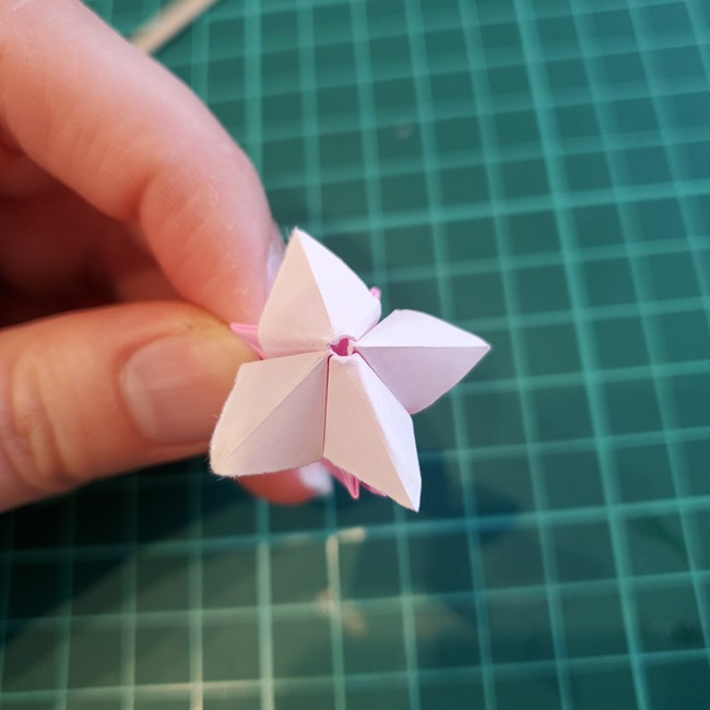 折り紙 バラのつぼみの折り方作り方②膨らませ方(18)