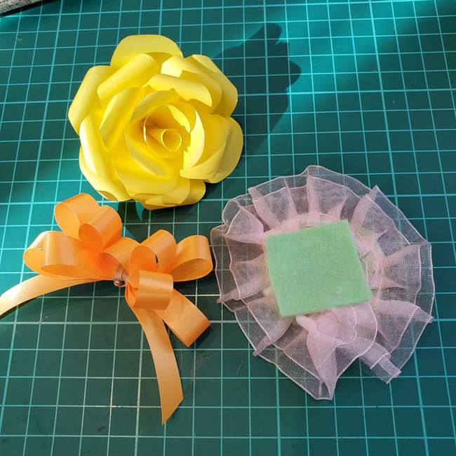 折り紙のコサージュ バラの作り方折り方③完成(2)