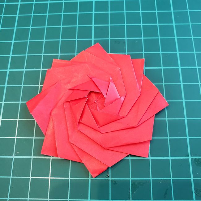 折り紙のバラ 平面で難しい花の折り方作り方③完成(26)