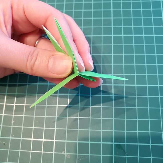 折り紙でバラの葉を平面でつくる折り方作り方(21)