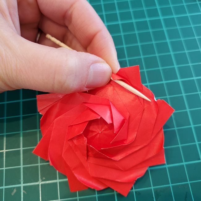 折り紙のバラ 平面で難しい花の折り方作り方③完成(28)