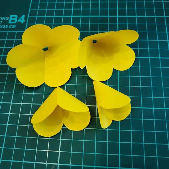 折り紙のコサージュ バラの作り方折り方②貼り合わせ(5)