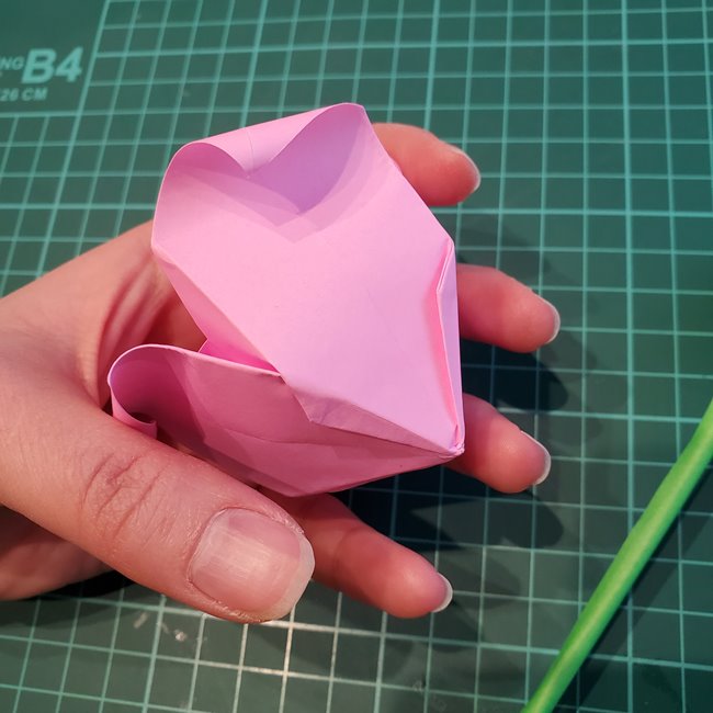バラを折り紙3枚で立体的に作る折り方作り方⑤茎(1)