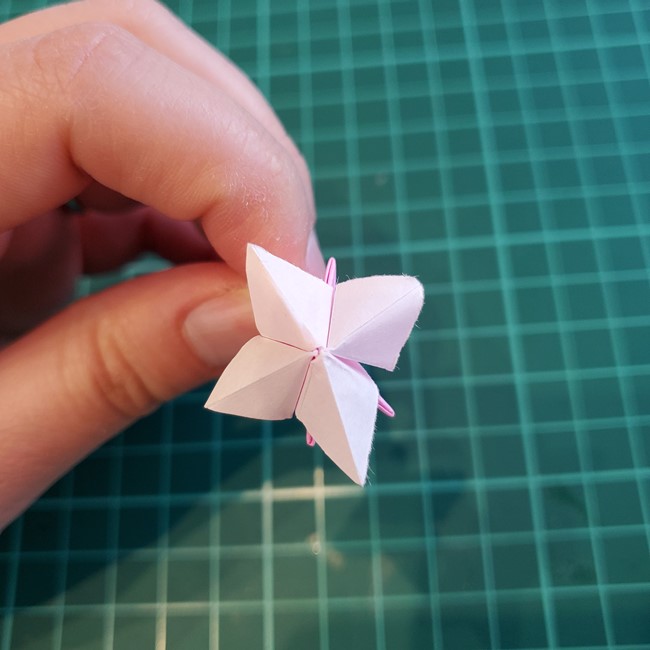 折り紙 バラのつぼみの折り方作り方②膨らませ方(16)