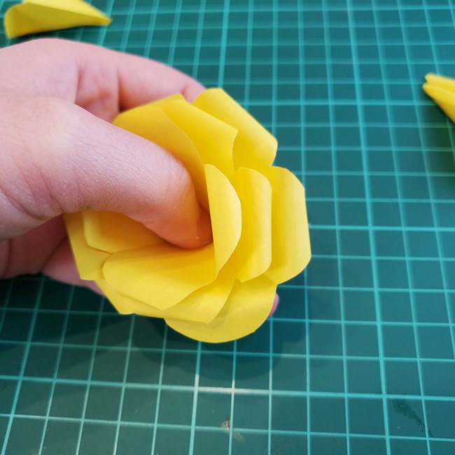 折り紙のコサージュ バラの作り方折り方②貼り合わせ(8)