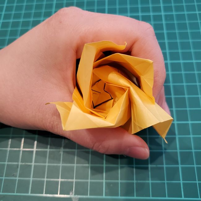薔薇の折り紙 立体で難しい折り方作り方③巻き方(9)