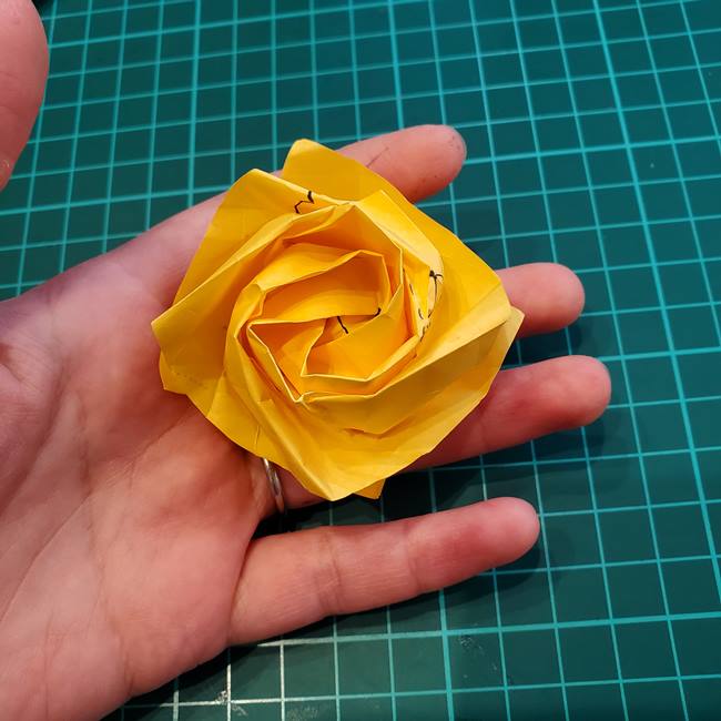 薔薇の折り紙 立体で難しい折り方作り方④調整(19)