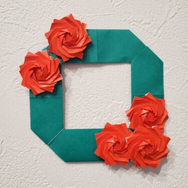 折り紙で薔薇のリースの作り方折り方｜壁面飾りにも最適！