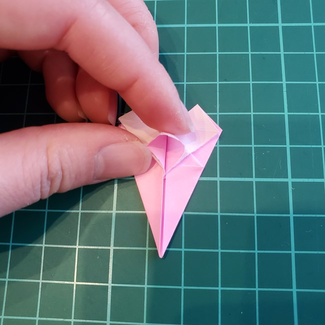 折り紙 バラのつぼみの折り方作り方②膨らませ方(11)
