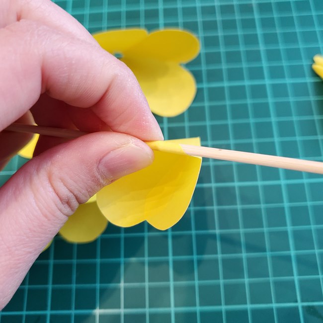 折り紙のコサージュ バラの作り方折り方②貼り合わせ(6)