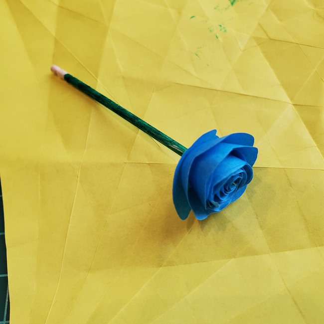 折り紙で薔薇のブーケの作り方折り方②茎をつけて束ねる(5)