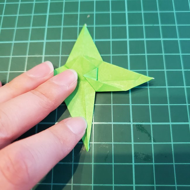 折り紙でバラの葉を平面でつくる折り方作り方(31)