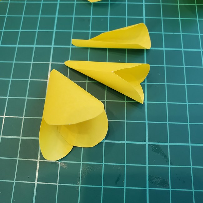 折り紙のコサージュ バラの作り方折り方②貼り合わせ(3)