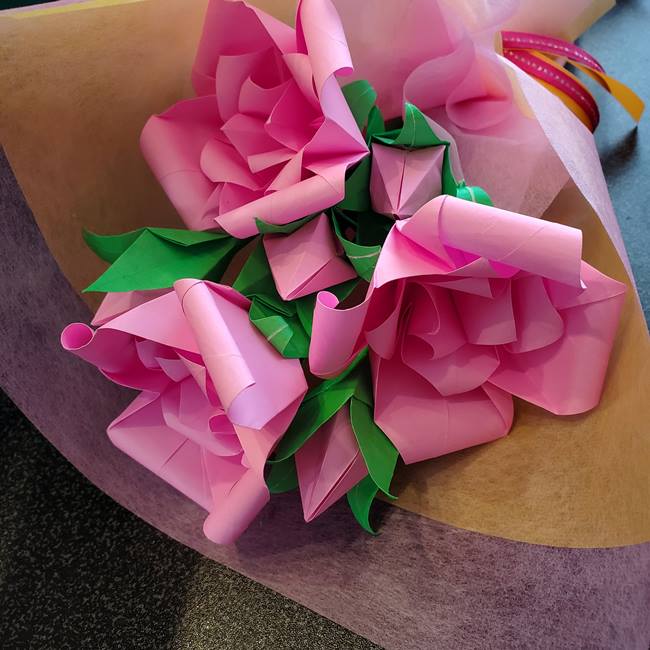 折り紙のバラを立体的に3枚でつくったら、贈り物にも3