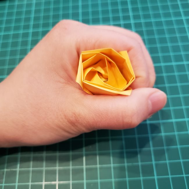 薔薇の折り紙 立体で難しい折り方作り方③巻き方(8)
