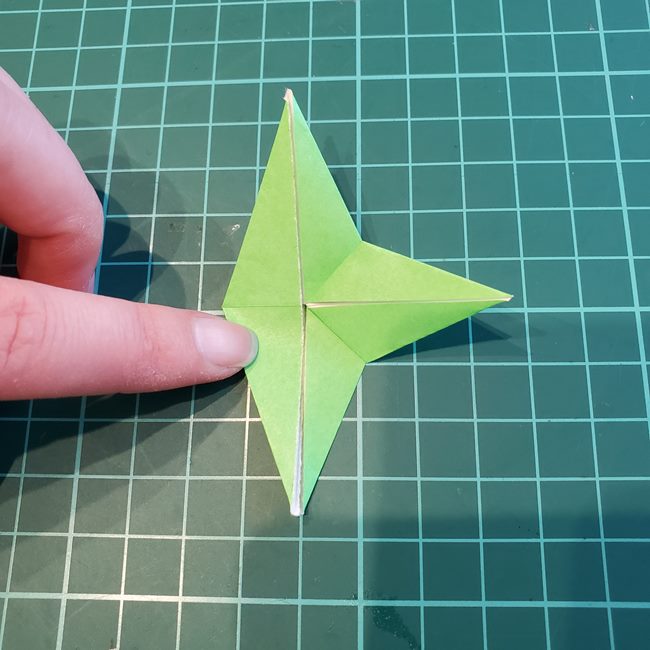折り紙でバラの葉を平面でつくる折り方作り方(23)