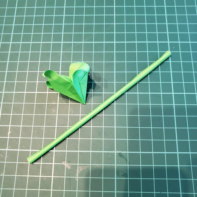 折り紙でバラの花束をつくるときの茎とガクの折り方作り方③組み合わせ(1)