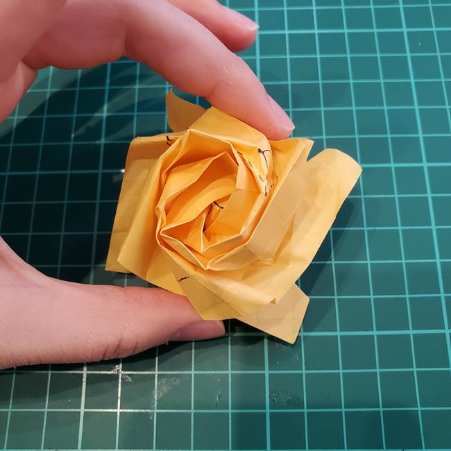 薔薇の折り紙 立体で難しい折り方作り方④調整(11)