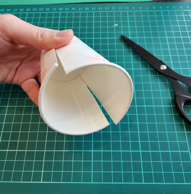 紙コップ工作 可愛い簡単な花の作り方(1)