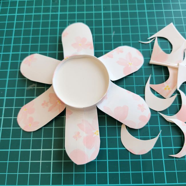紙コップ工作 可愛い簡単な花の作り方(4)