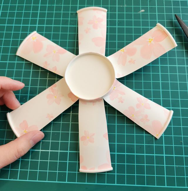 紙コップ工作 可愛い簡単な花の作り方(3)