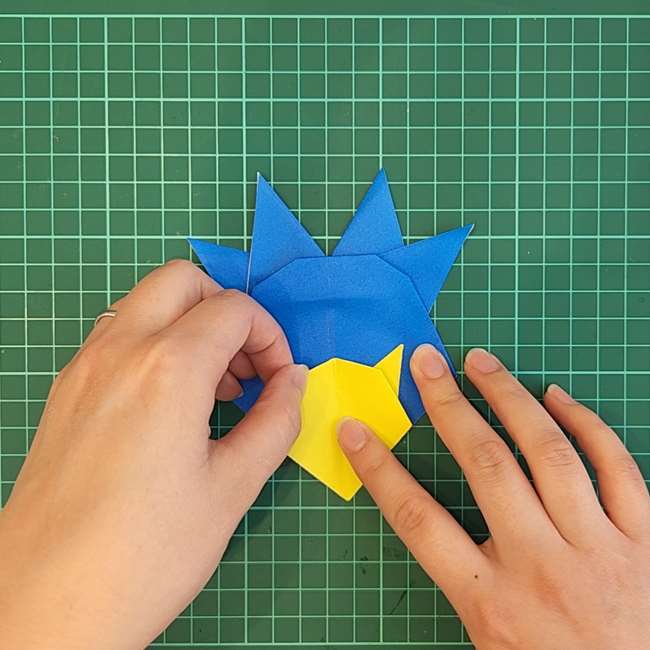 ゴルダックの折り紙の簡単な折り方作り方④貼り合わせ(6)